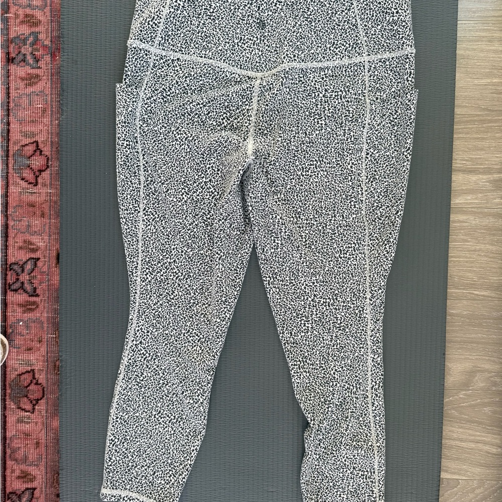 Athleta Salutation Stash 7/8 high waisted crop leopard Patterned Leggings sz XL